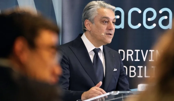 Renault Yöneticisi AB'nin Karbon Emisyon Düzenlemelerini Kolaylaştıracağından...